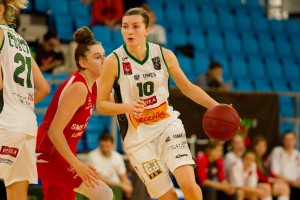 Aldona Morawiec (na zdjęciu z piłką) była najlepszą zawodniczką AZS-u. Zdobyła 24 punkty i miała 10 zbiórek (fot. AZS UMCS Lublin)