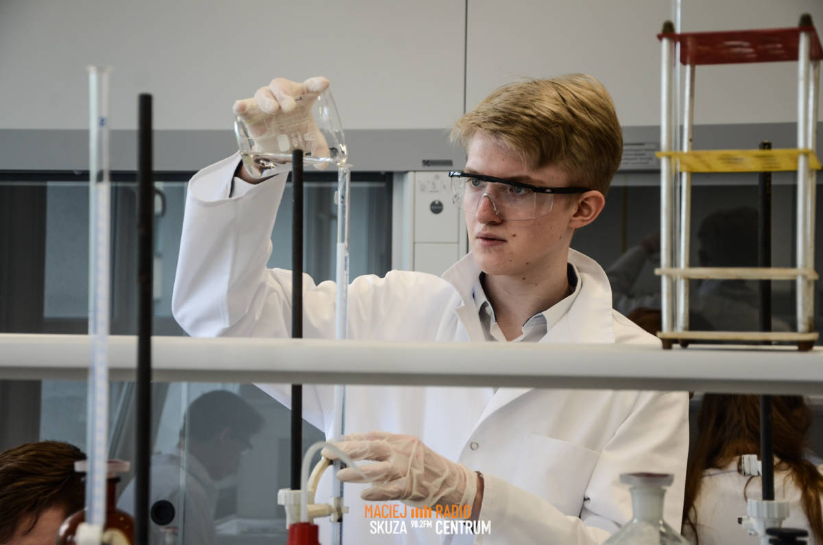 Pamiętaj Chemiku Młody Zawsze Wlewaj Kwas Do Wody Dlaczego "Pamiętaj chemiku młody, wlewaj zawsze kwas do wody". Za nami V