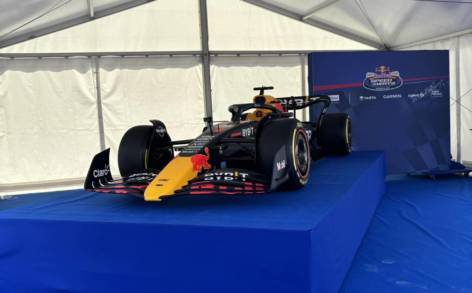Model bolidu Red Bull Racing na wystawie podczas Red Bull Speed Ways